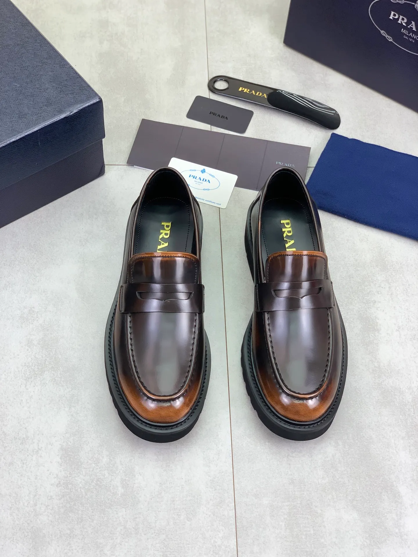 Factory price P880💰Original quality, top version🔱 ＰＲＡＤＡPrada. Men’s business casual leather shoes, top quality products. 1:1 shipment⬆️Luxurious and noble👞All imported original color-brushed edge beads, just to create a more comfortable wearing experience. Upper: Original comfortable open-edge bead rubbed color calfskin➕Top imported water-dyed full cow lining, original high-end lightweight and comfortable TPU foam combination bottom✔️Code number: 39-44 (38 45) 46 47 can be customized)